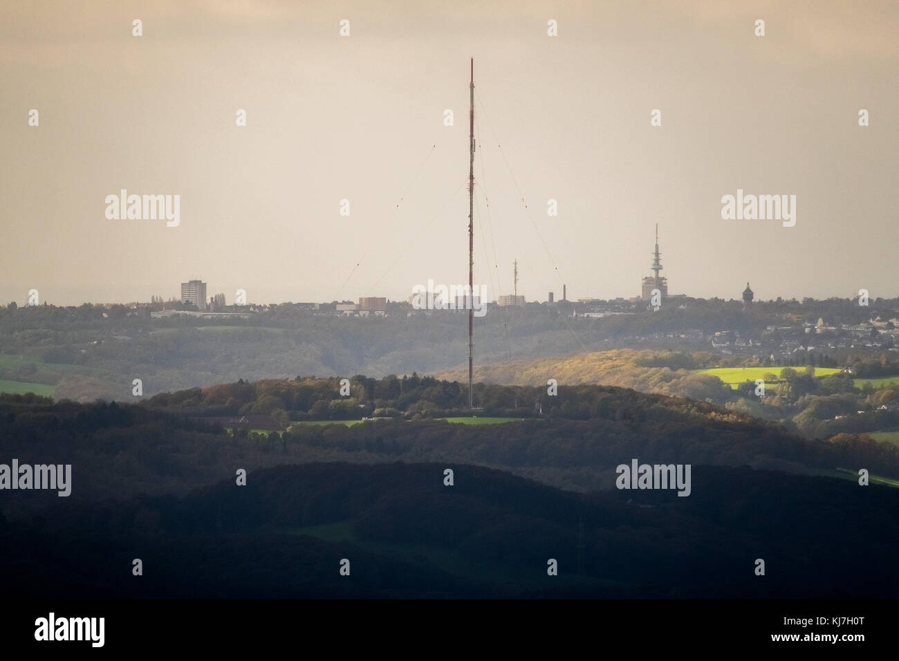 Émetteur de Langenberger vu de Witten, tour de télévision, antenne, système de transmission de la WDR Westdeutscher Rundfunk à Langenberg, Grundnetzse Banque D'Images