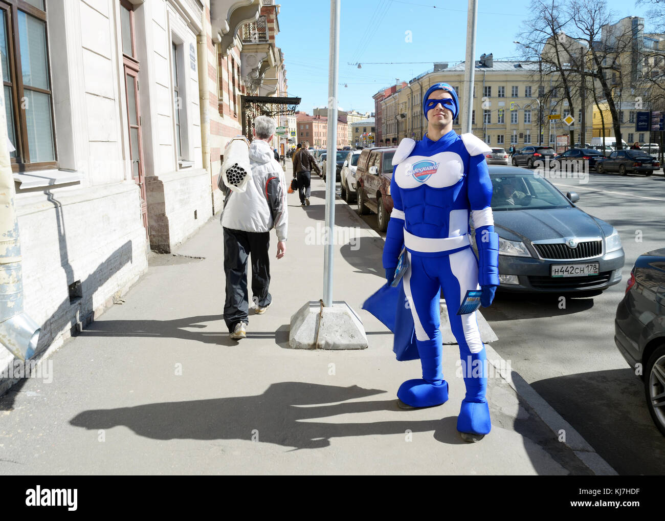 24.04.2015.Russie.Saint-Pétersbourg. Les gens habillés comme héros de bande dessinée et annonce le produit. Banque D'Images