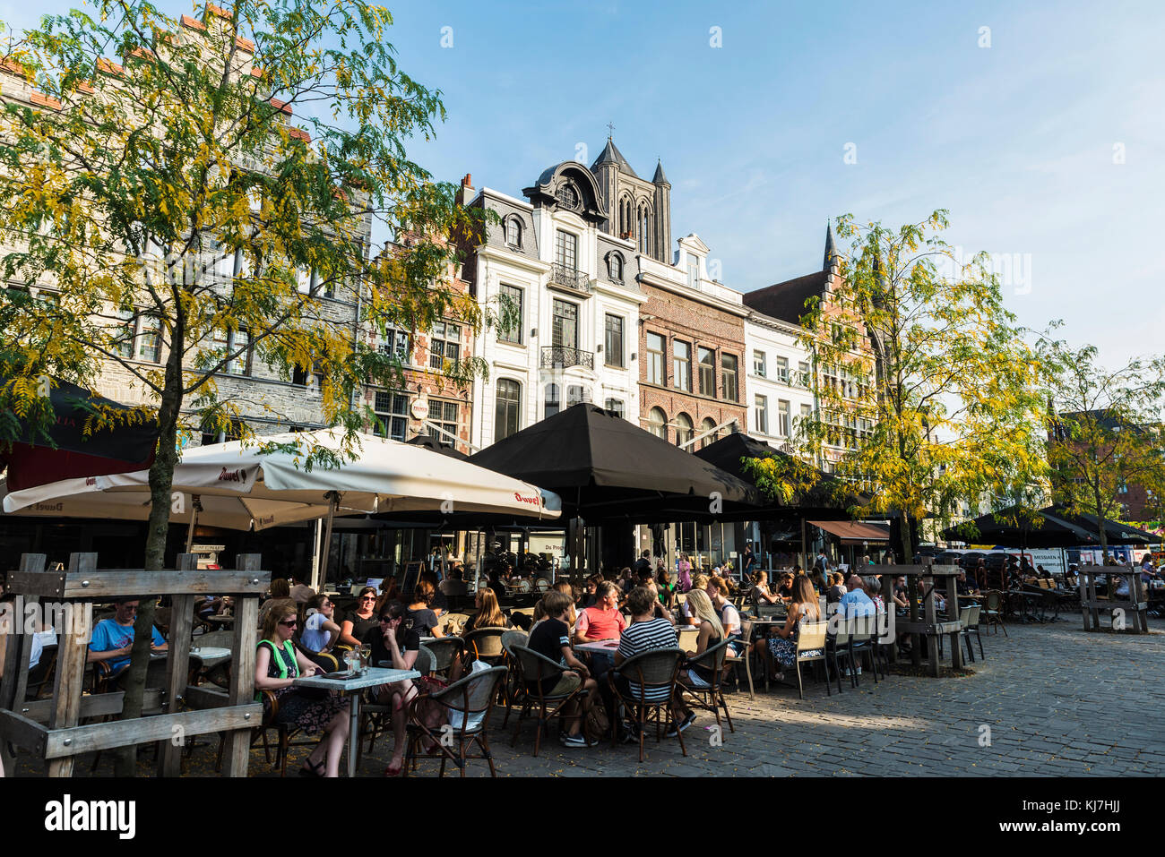 Gand, Belgique - 28 août 2017 : les gens dans un bar boire un verre et de marcher dans une rue de la vieille ville de la cité médiévale de Gand, Belgique Banque D'Images