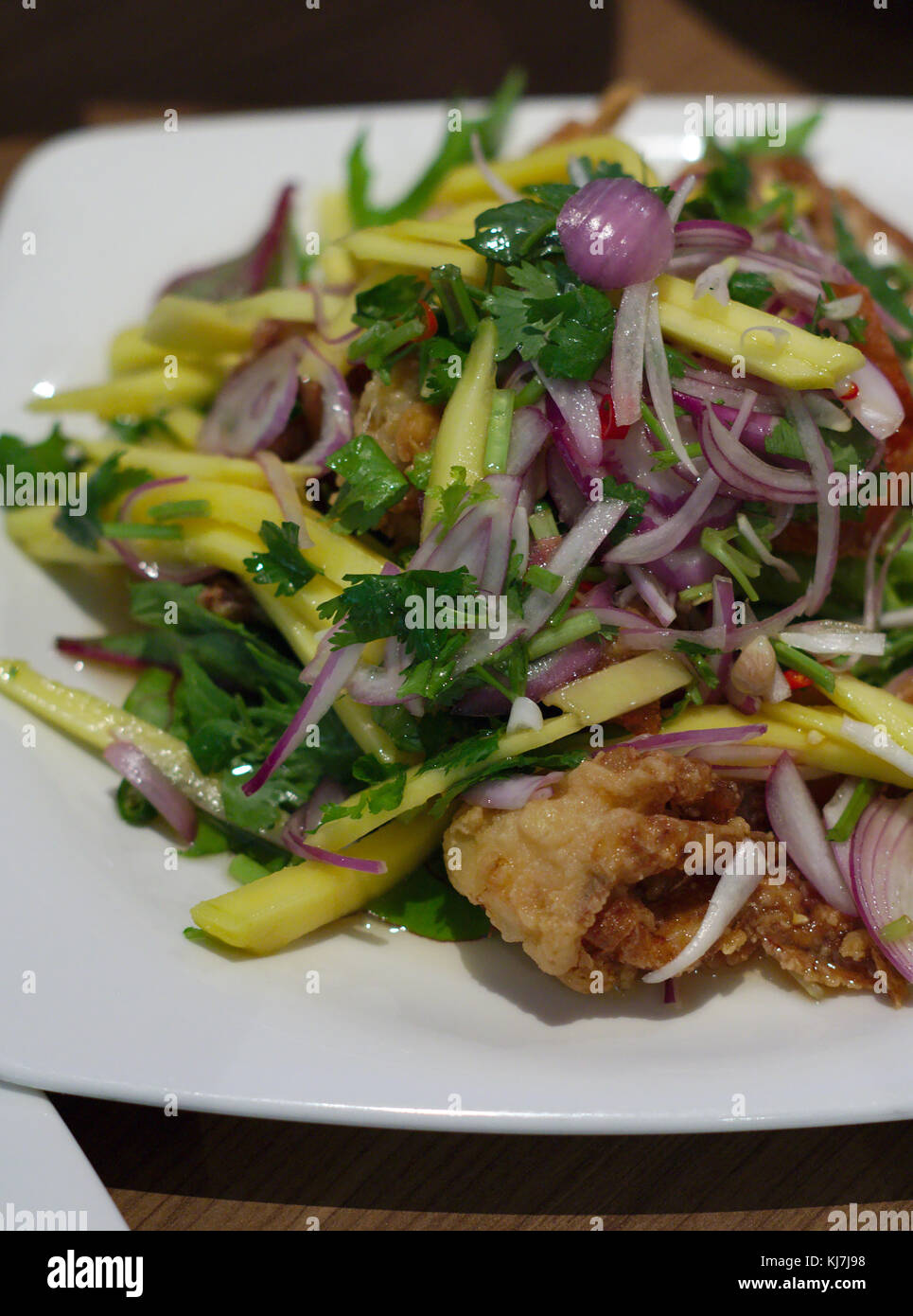 Salade de mangue verte de crabes à carapace avec vinaigrette sucre de palme Banque D'Images