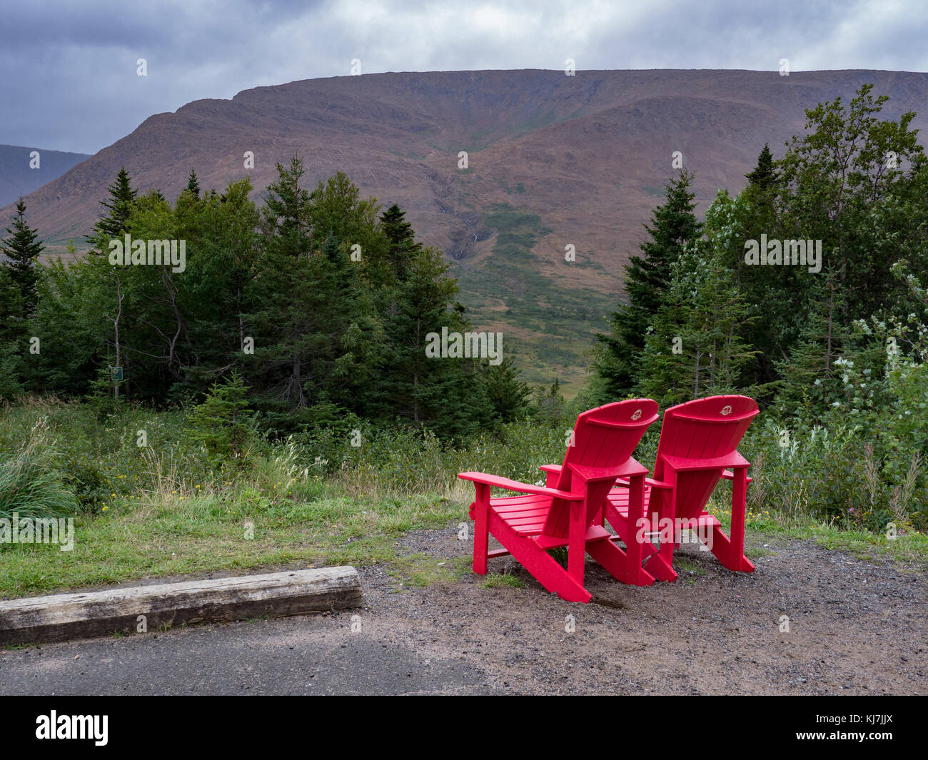 Deux chaises rouges près de la section des hauts plateaux du parc national du Gros-Morne, à Terre-Neuve, Canada. Banque D'Images