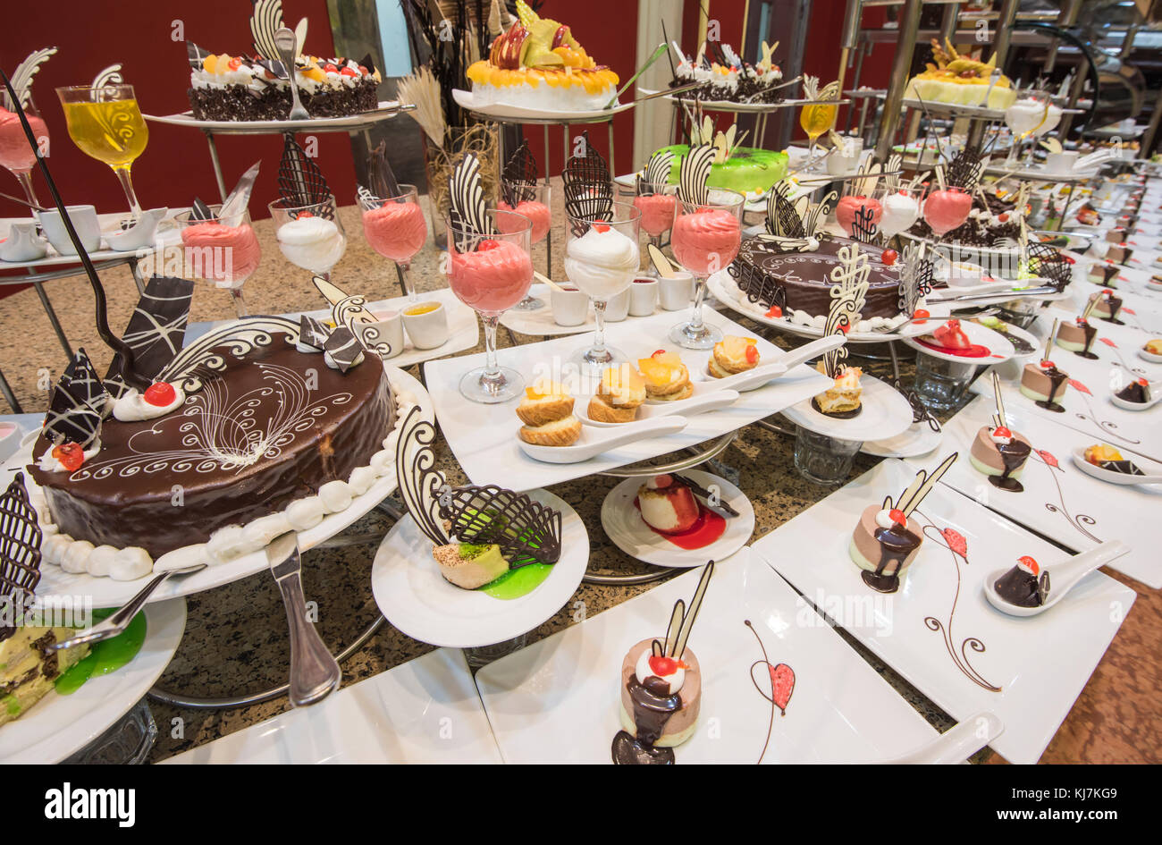 Sélection de desserts sucrés sur l'affichage à un luxueux restaurant buffet bar alimentaire Banque D'Images