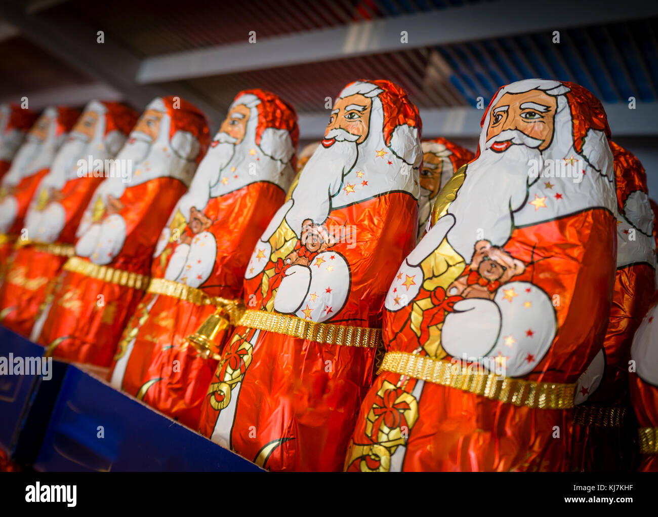 Zurich, Suisse - 17 Nov 2017 : moins de 6 semaines avant Noël, une armée de chocolate Santa Clauses est aligné sur une étagère de supermarché. Banque D'Images