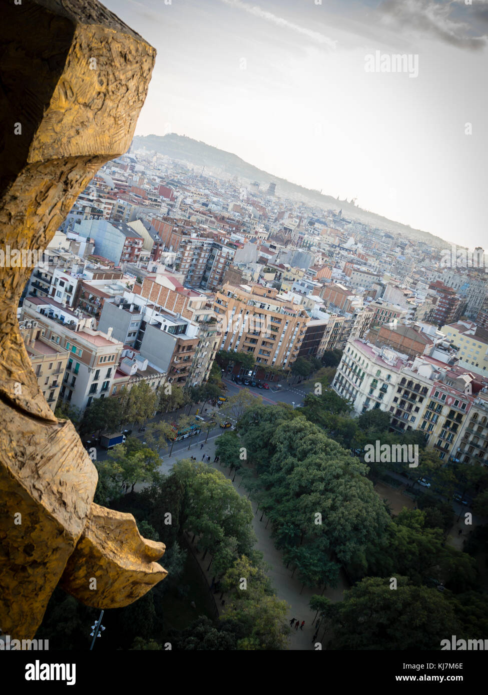 Donnant sur le quartier de l'Eixample de Barcelone, Espagne, à partir d'une tour de la cathédrale de la Sagrada Familia Façade de la Passion. Banque D'Images