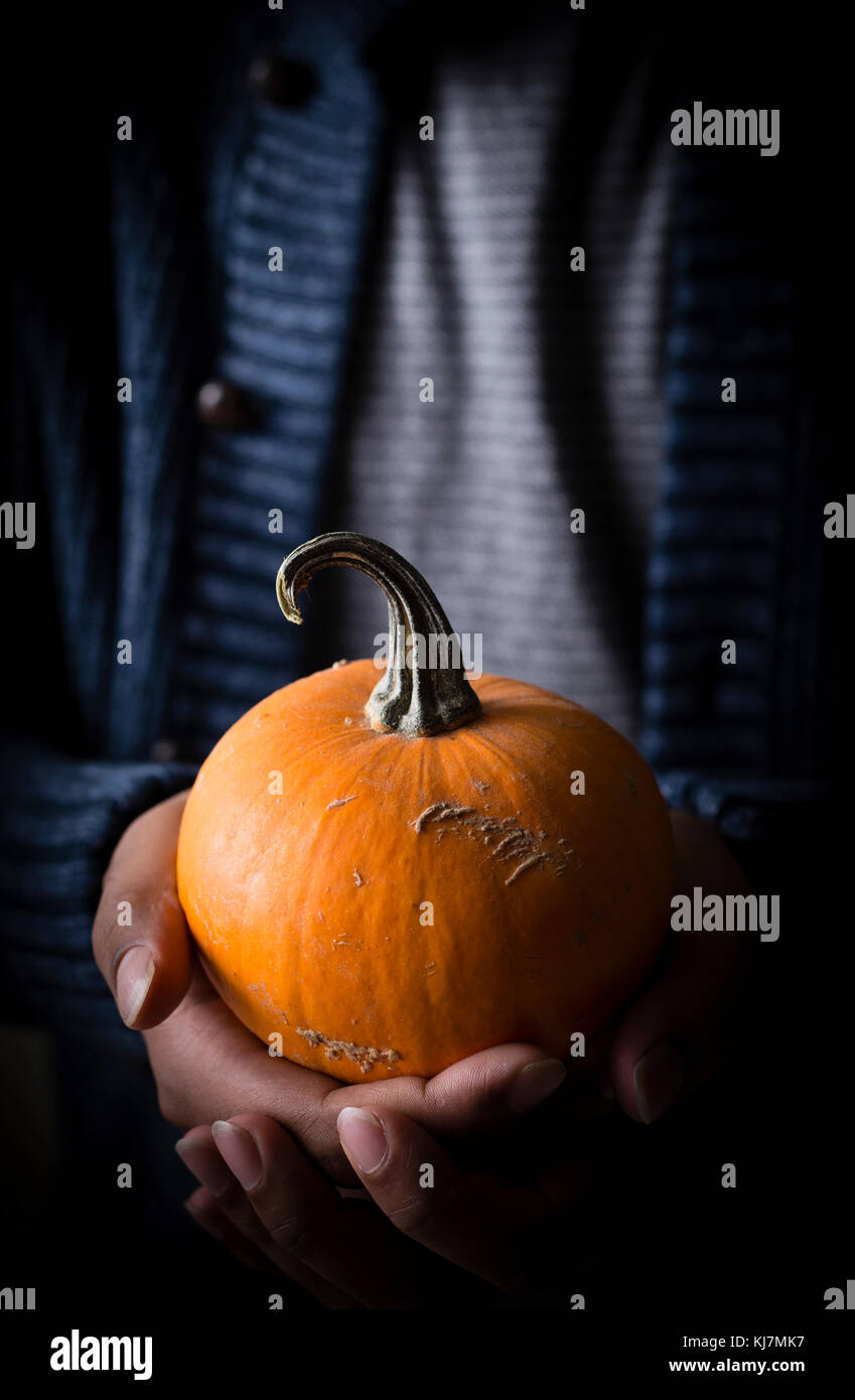 Man holding pumpkin Banque D'Images