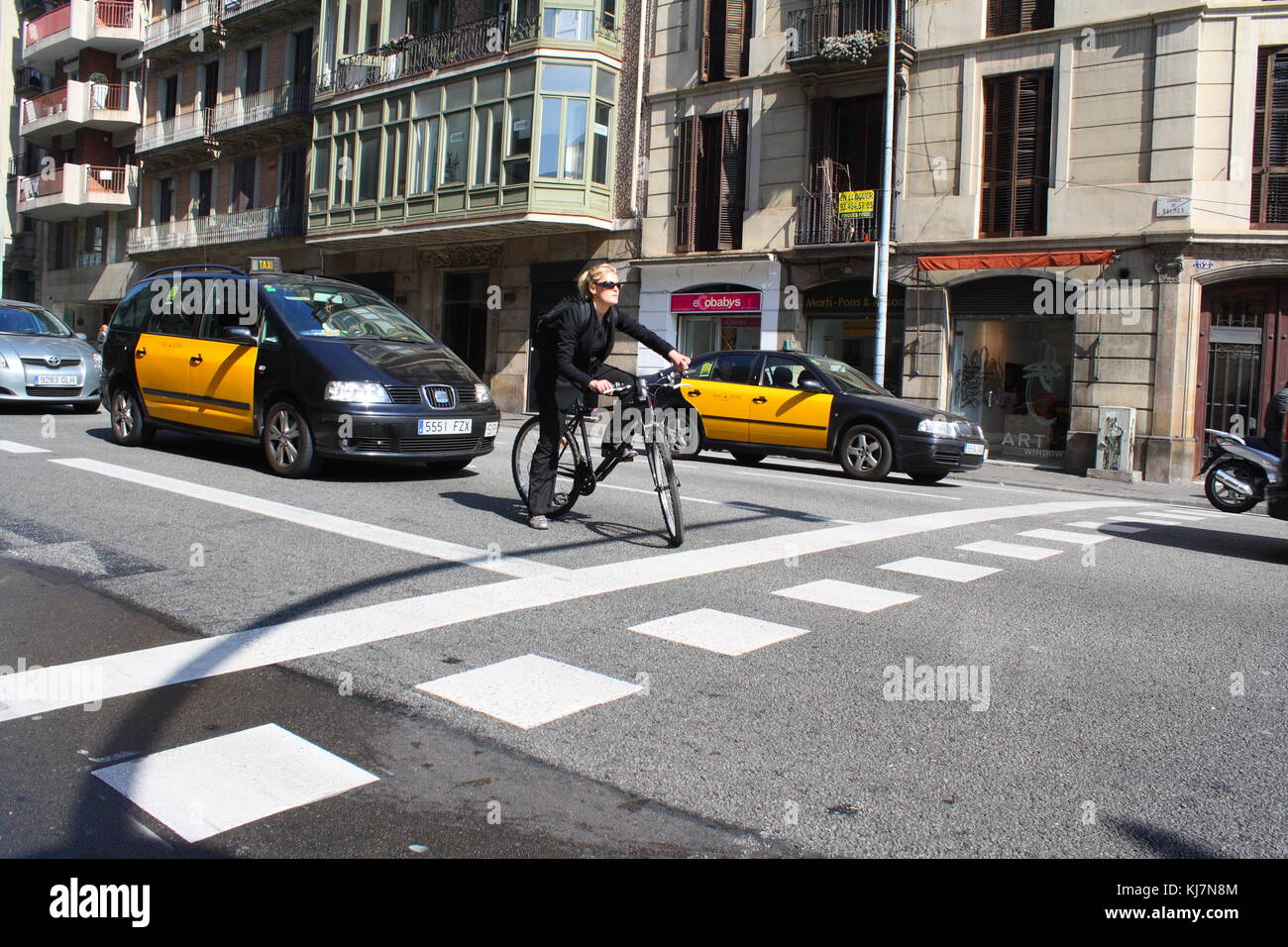 Les taxis jaune et noir du transport de touristes à Barcelone, Espagne. Banque D'Images