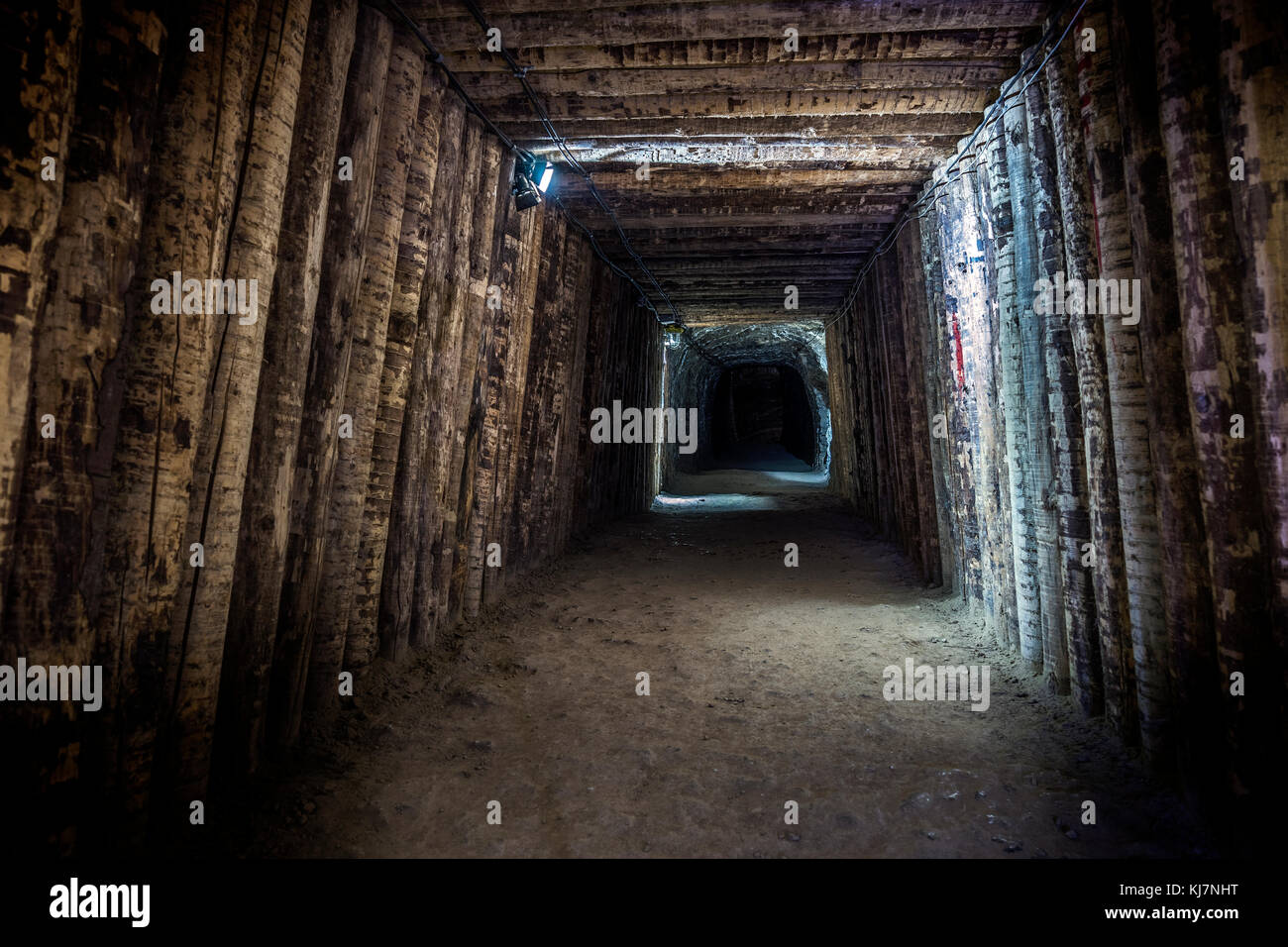 Tunnel souterrain éclairé dans le vieux, mine de sel de Bochnia, Pologne Banque D'Images