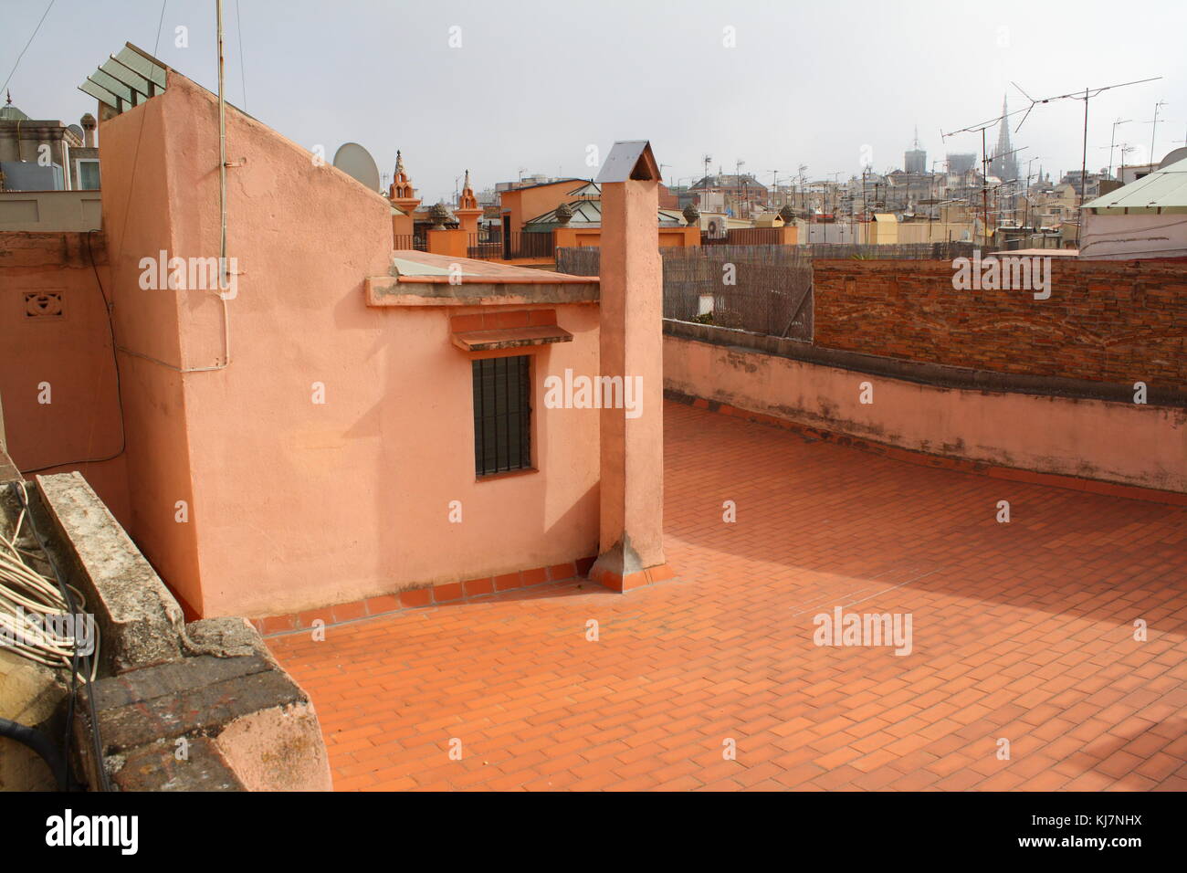 Une terrasse sur le toit sur un bâtiment à Barcelone. Banque D'Images