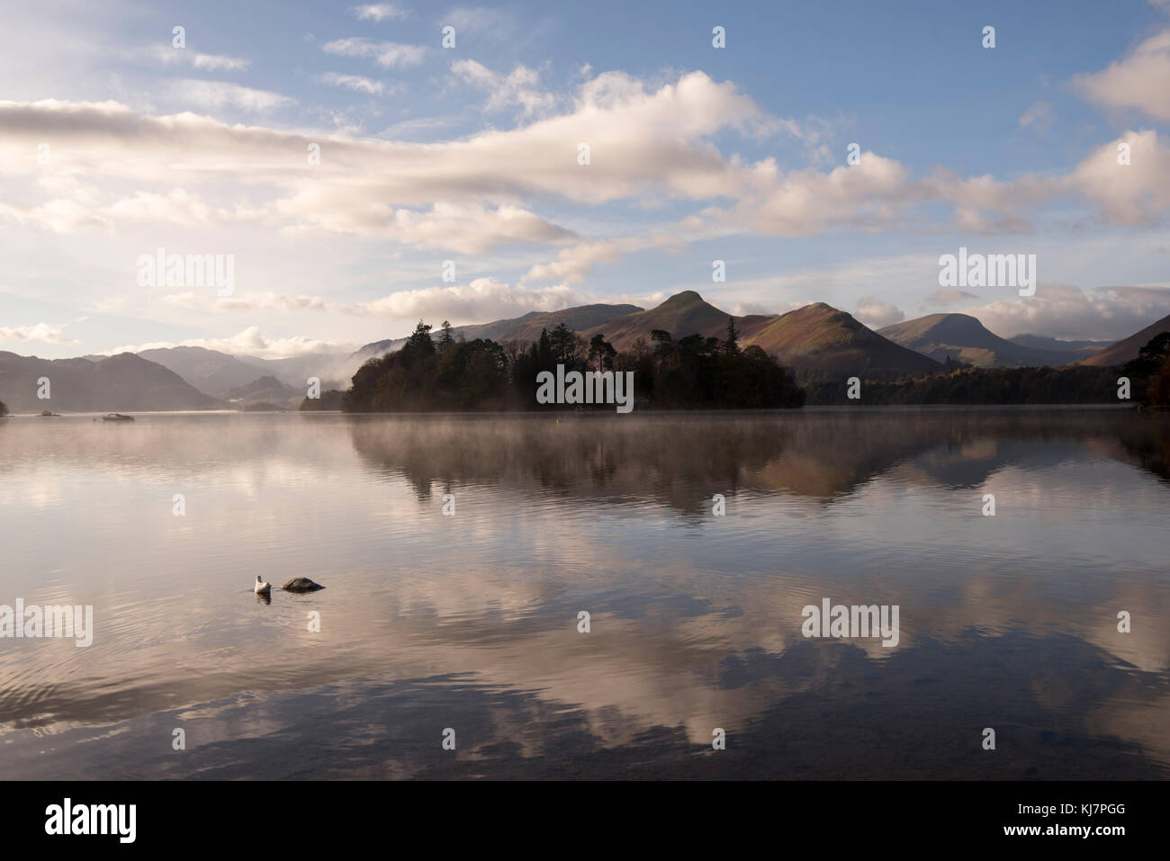 Réflexions sur dans le district du lac derwentwater Keswick, Cumbria england uk Banque D'Images
