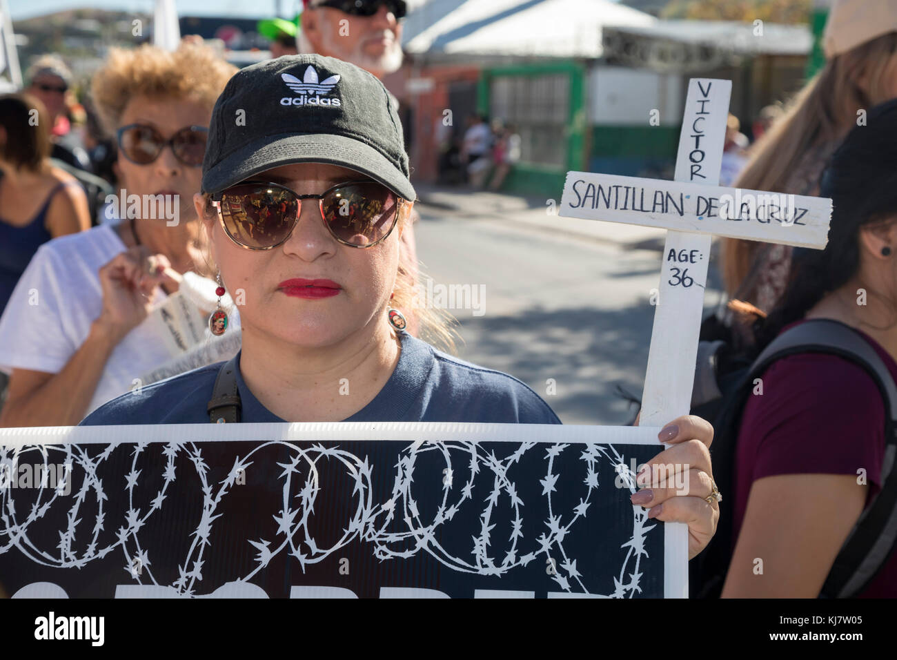Nogales, Sonora Mexique - une marche et un rassemblement des deux côtés de la frontière États-Unis-Mexique appelant à l'ouverture de l'immigration. Les participants ont effectué les Banque D'Images
