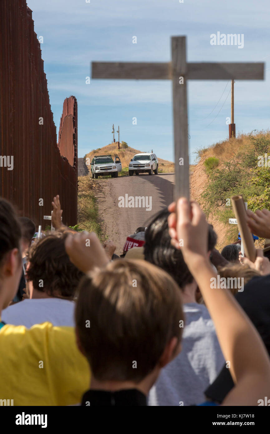 Nogales (Arizona) - un rassemblement des deux côtés de la frontière entre les États-Unis et le Mexique se souvient de clôture des migrants qui ont perdu la vie en tentant de traverser la frontière. border patr Banque D'Images