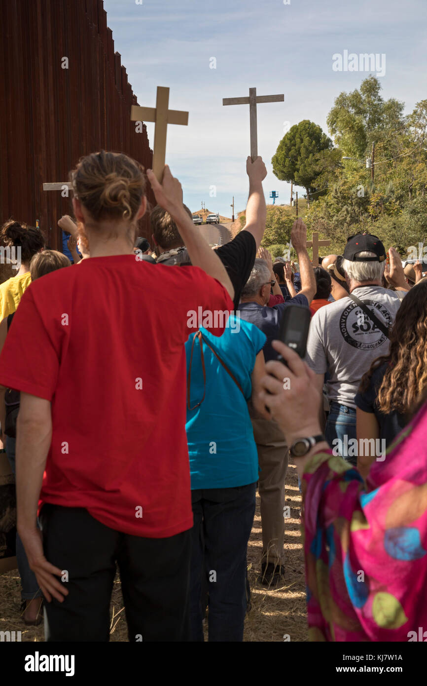 Nogales (Arizona) - un rassemblement des deux côtés de la frontière entre les États-Unis et le Mexique se souvient de clôture des migrants qui ont perdu la vie en tentant de traverser la frontière. border patr Banque D'Images