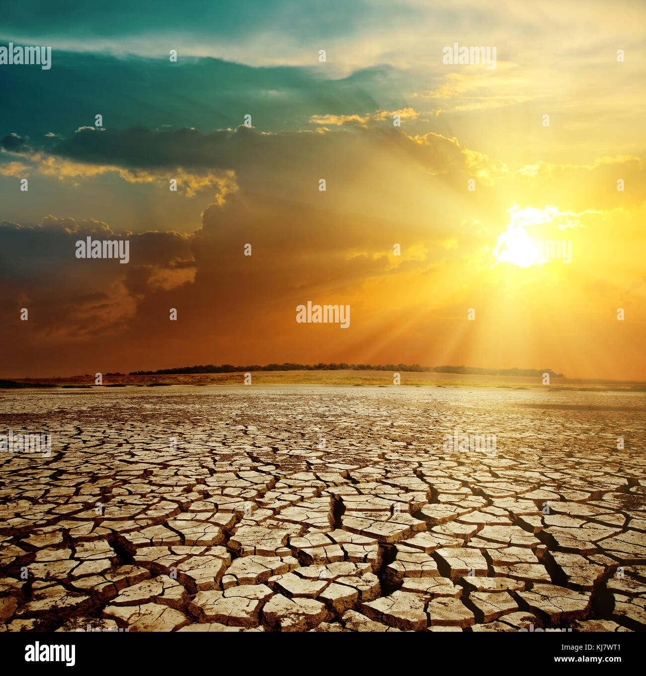 Coucher du soleil orange et la terre de la sécheresse Banque D'Images