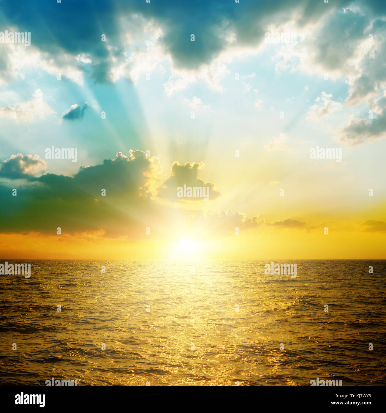 Coucher du soleil brillant dans les nuages sur la mer orange Banque D'Images