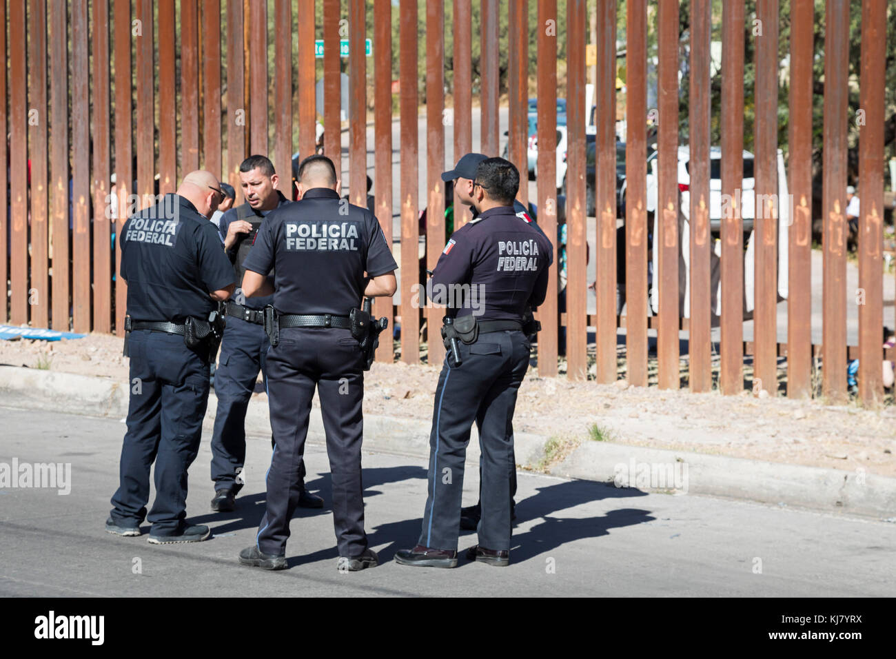 Nogales, Sonora Mexique - la police fédérale mexicaine à la frontière américano-mexicaine clôture. Banque D'Images