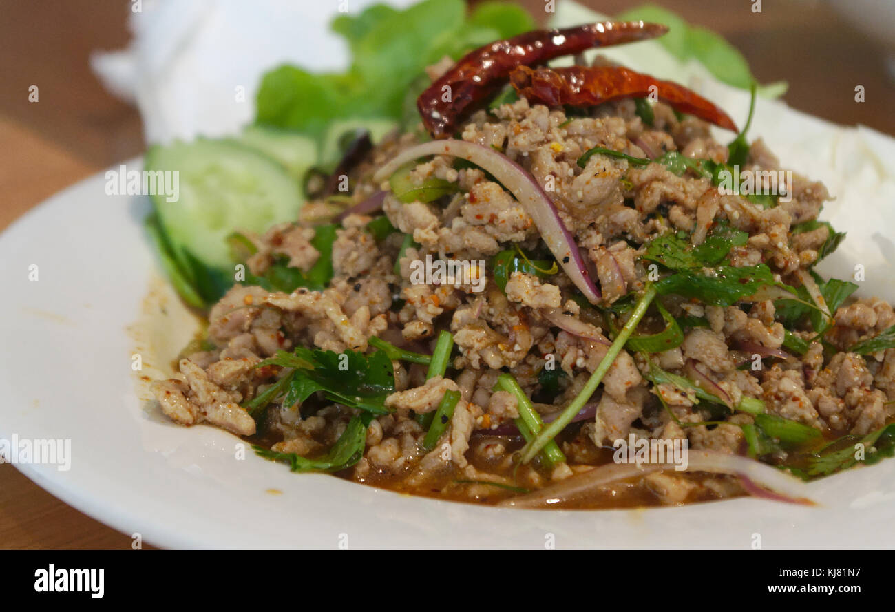 Larb gai - poulet haché avec du chili, feuilles de combava avec vinaigrette  thaï Photo Stock - Alamy