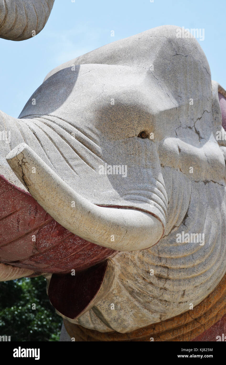 Éléphant statue à l'extérieur de temple hindou à New Delhi Inde Banque D'Images