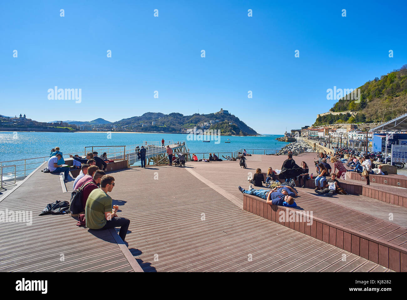 San Sebastian (donostia), Espagne - 16 mars. Les personnes bénéficiant d'un bain de soleil en passerelle de port de loisirs de San Sebastian à Santa Clara et de l'île Banque D'Images