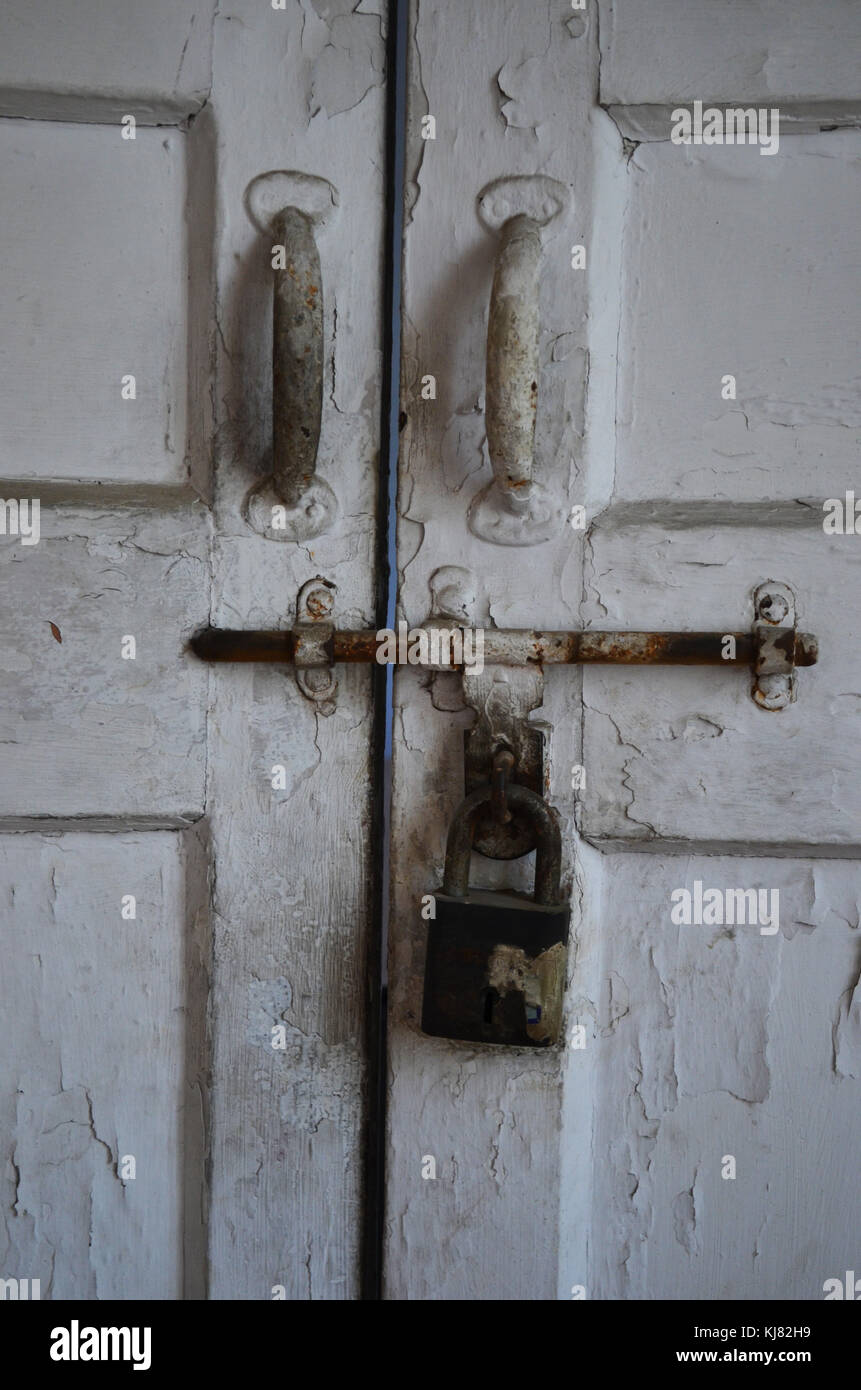 Vieille porte en bois blanc avec le boulon prises à Delhi Inde Banque D'Images