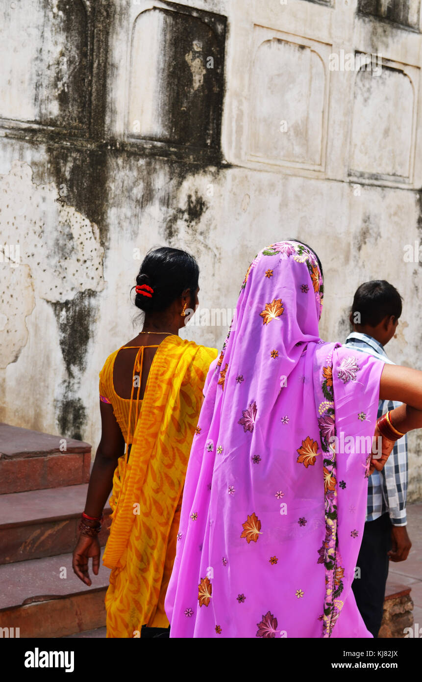 La marche à l'intérieur de motifs indiens de fort rouge Delhi Inde Banque D'Images
