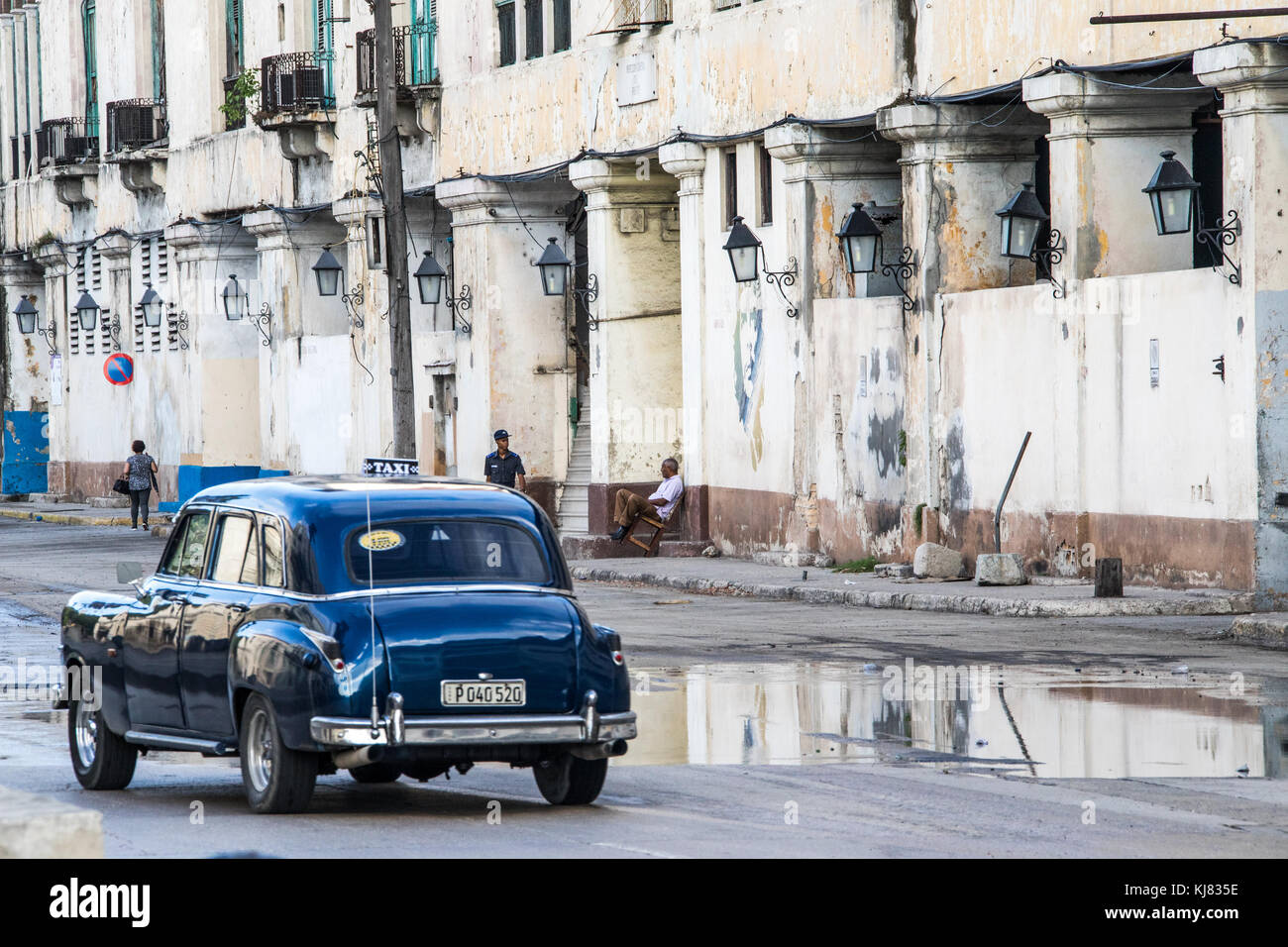 Scène de rue, vintage voiture américaine, la vieille Havane, Cuba Banque D'Images
