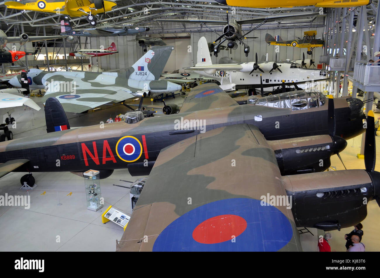 Musée de l'aviation, l'espace aérien de Duxford Duxford, UK. Sommaire avec Avro Lancaster en premier plan. Banque D'Images