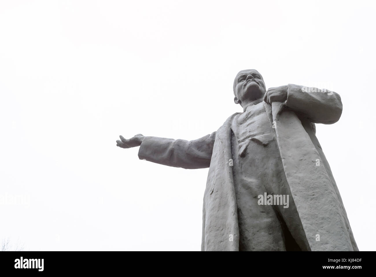Lénine leader soviétique russe statue avec un ciel blanc brillant Banque D'Images