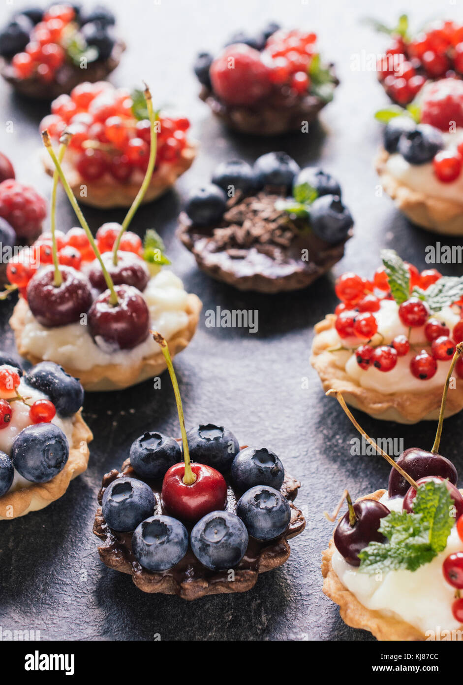 Mini maison doux gâteau tarte avec pudding et baies, selective focus Banque D'Images