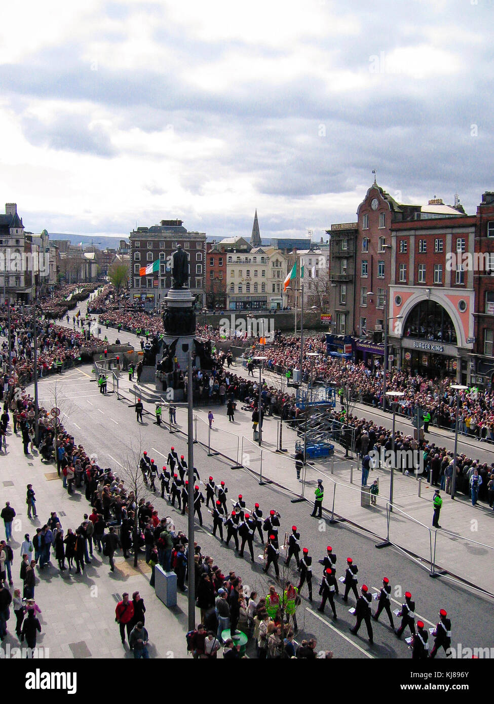 Des foules ont regardé les forces militaires irlandaises défiler lors de la commémoration de Pâques en 1916 sur O'Connell Street à Dublin, en Irlande Banque D'Images