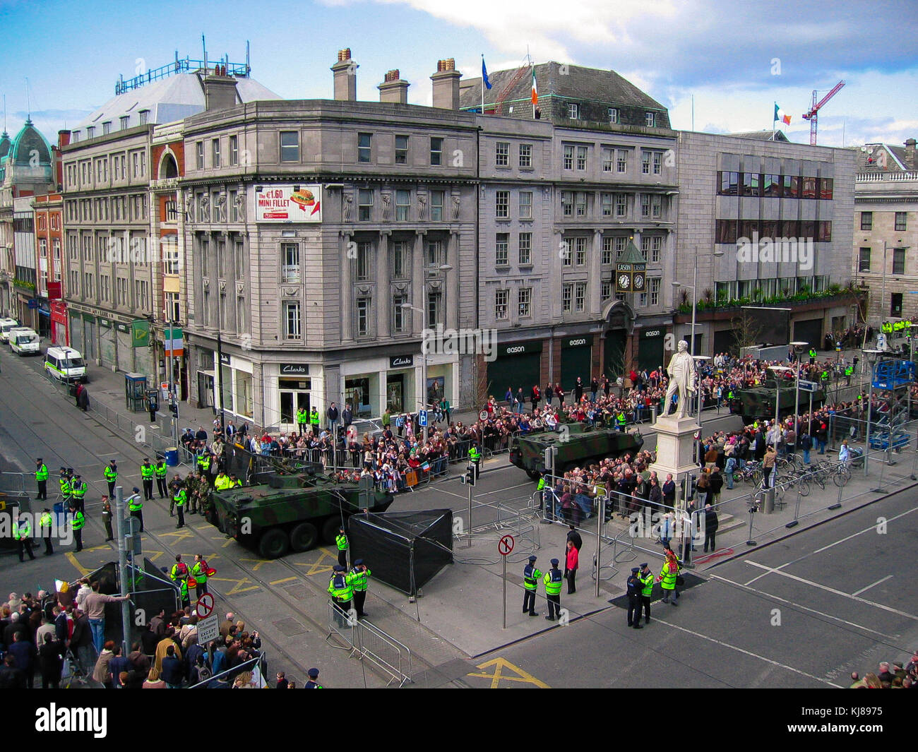 Des foules ont regardé les forces militaires irlandaises défiler lors de la commémoration de Pâques en 1916 sur O'Connell Street à Dublin, en Irlande Banque D'Images
