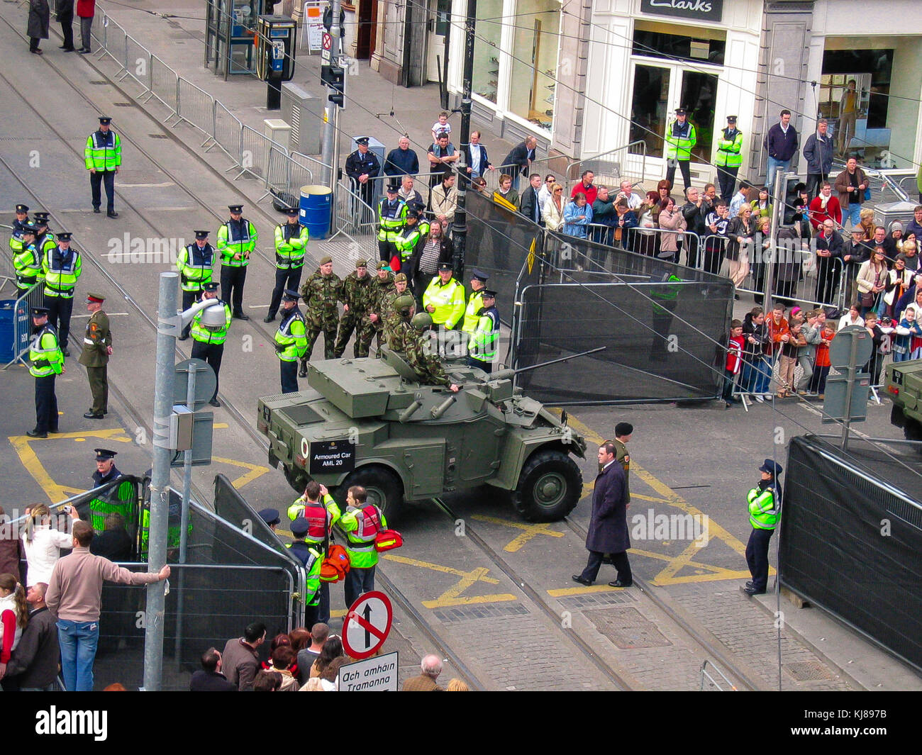 Les forces militaires irlandaises défilent lors de la commémoration de Pâques en 1916 sur O'Connell Street à Dublin, en Irlande Banque D'Images