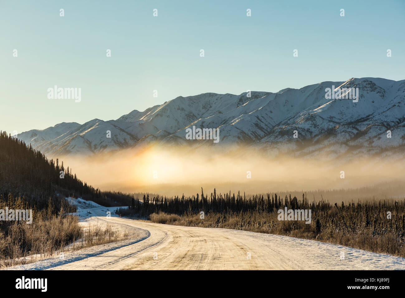 Icebow créé par le soufflage de la neige dans le territoire du Yukon. Banque D'Images