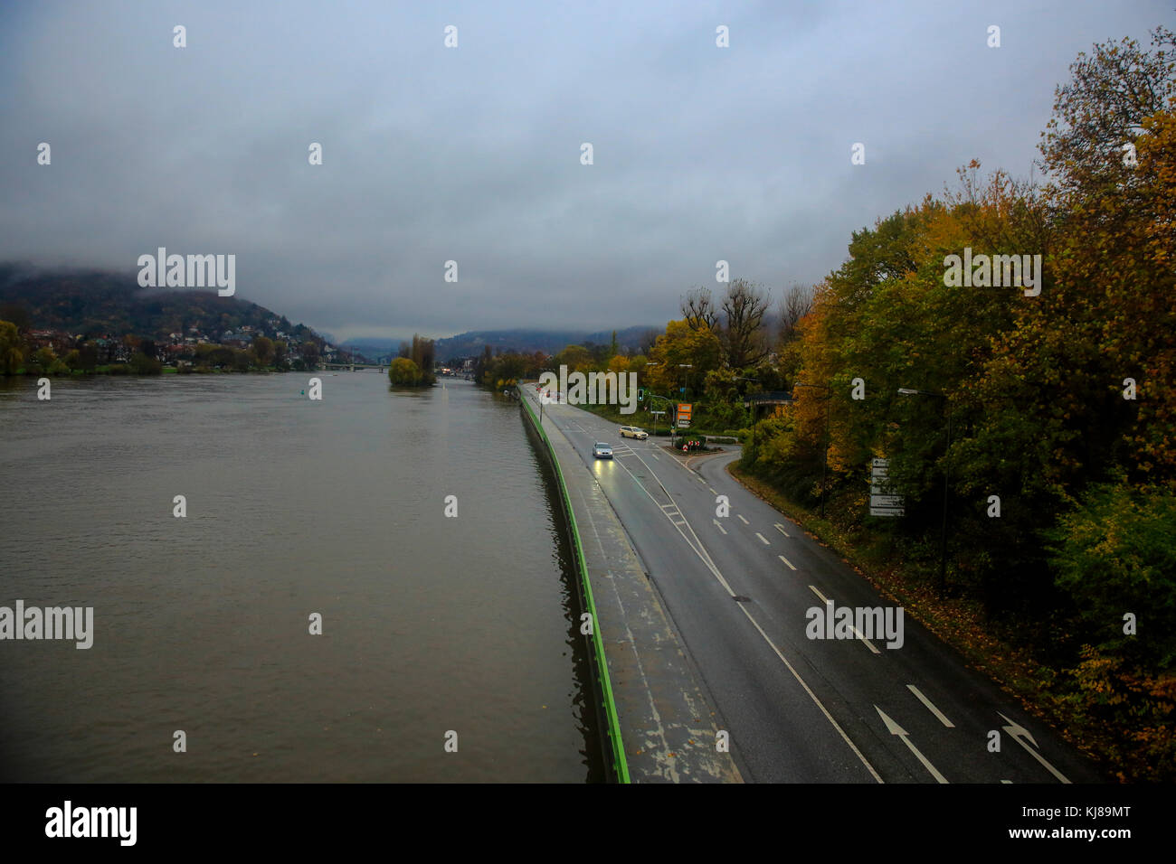 Vue sur le Neckar à Heidelberg en Allemagne. Banque D'Images