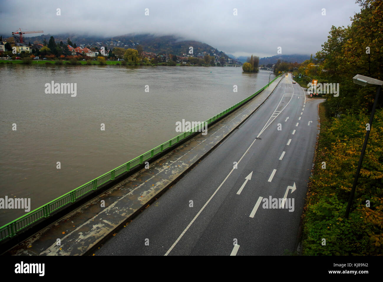 Vue sur le Neckar à Heidelberg en Allemagne. Banque D'Images