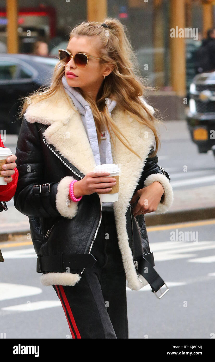 New York, NY - 14 novembre : Victoria's Secret model stella maxwell promenades avec un ami à Soho le 14 novembre 2016 à new york city le 14 novembre 2016 à new york city people : Stella Maxwell Banque D'Images