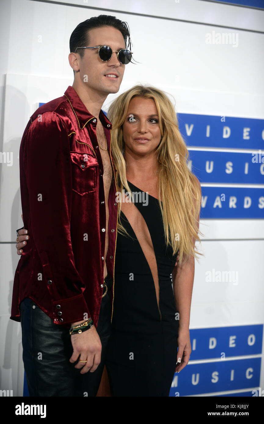 NEW YORK, NY - AOÛT 28 : Laura Marano participe aux MTV Video Music Awards 2016 à Madison Square Garden le 28 août 2016 à New York City personnes : Britney Spears, G-Eazy Banque D'Images