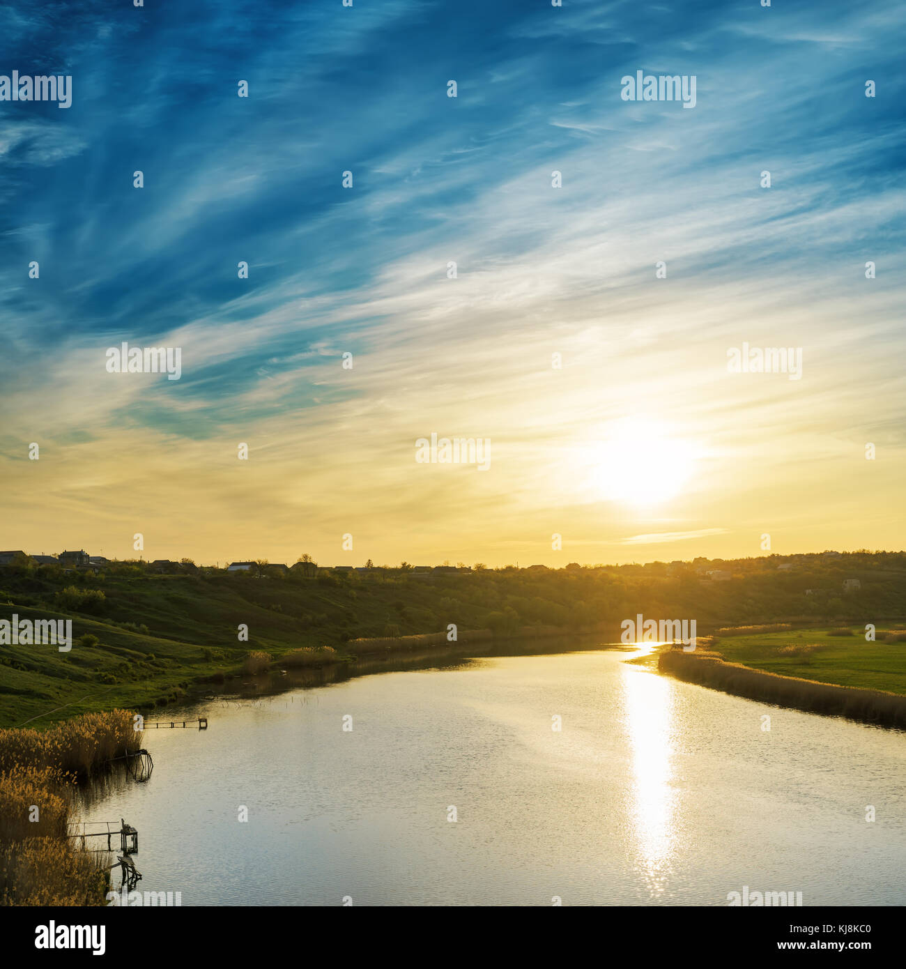 La couleur d'or de la rivière au coucher du soleil avec des réflexions Banque D'Images