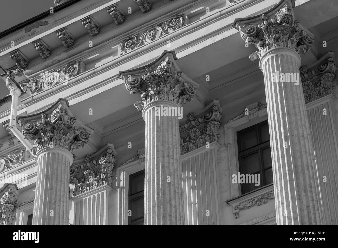 Gros plan d'une ligne de colonnes de style grec Banque D'Images