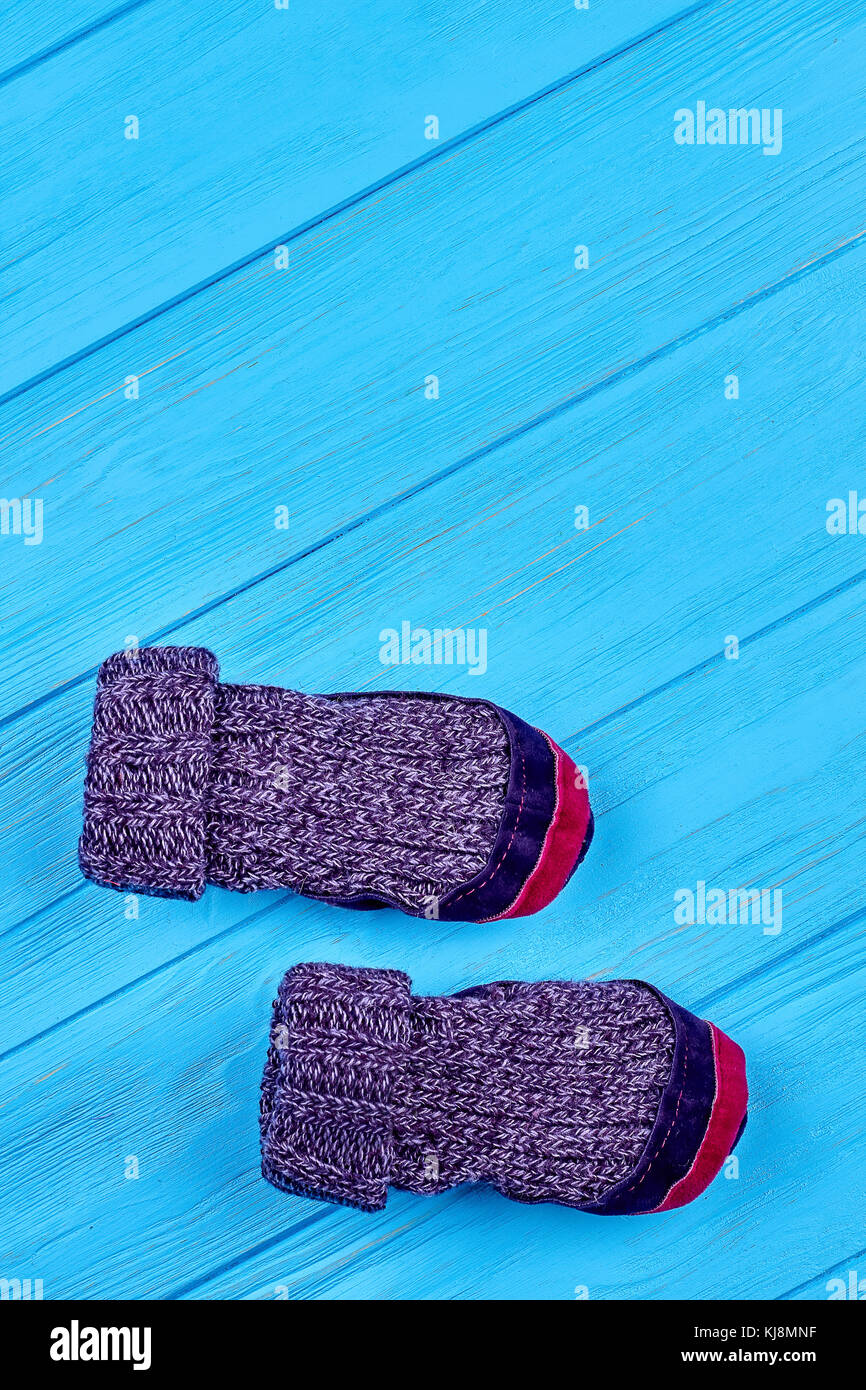 Chaussettes bébé tricot en laine douce laine faits à la main. prix chaussons pour les enfants, copie de l'espace. Vue de dessus des chaussettes en laine tricotées avec leathe semelles. Banque D'Images
