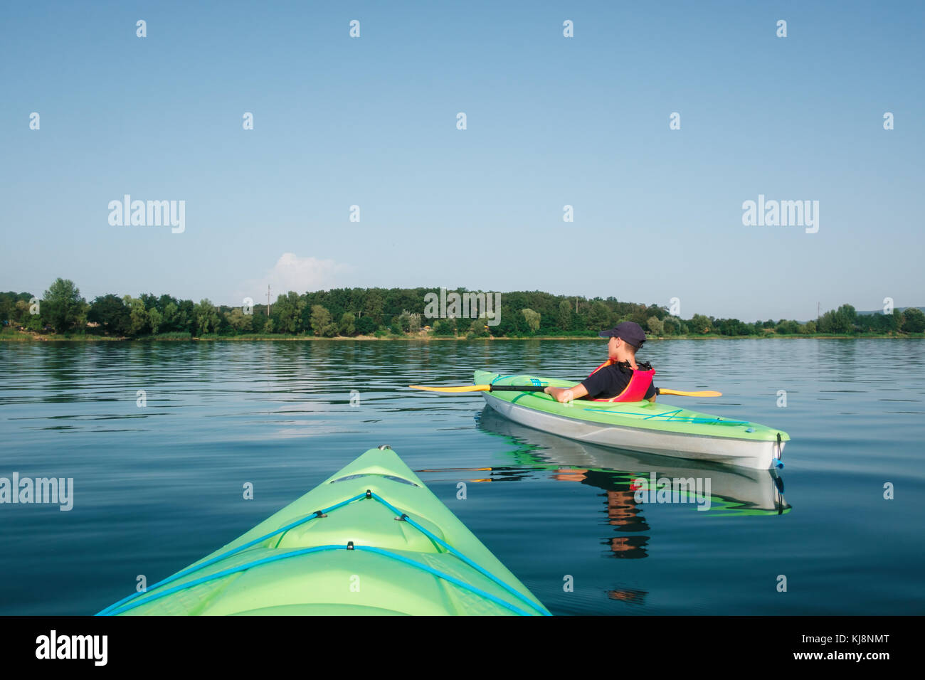 Garçon en veste de kayak sur le vert Banque D'Images