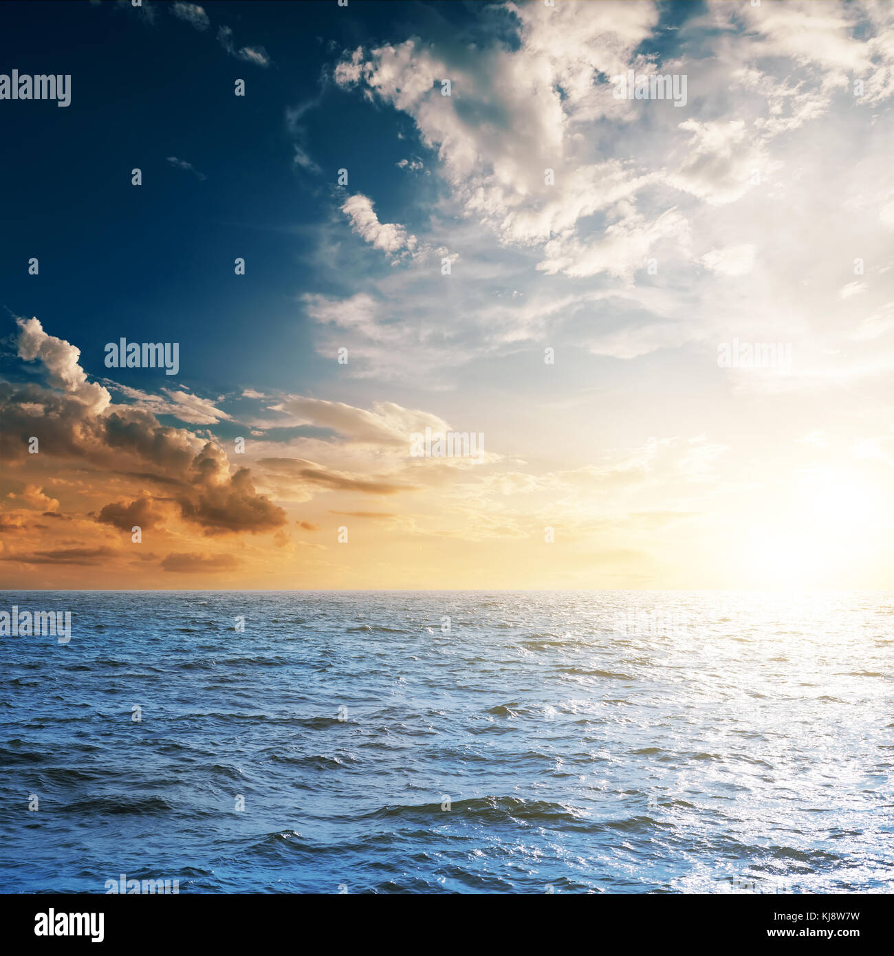 La mer Noire et du coucher du soleil à ciel nuageux Banque D'Images