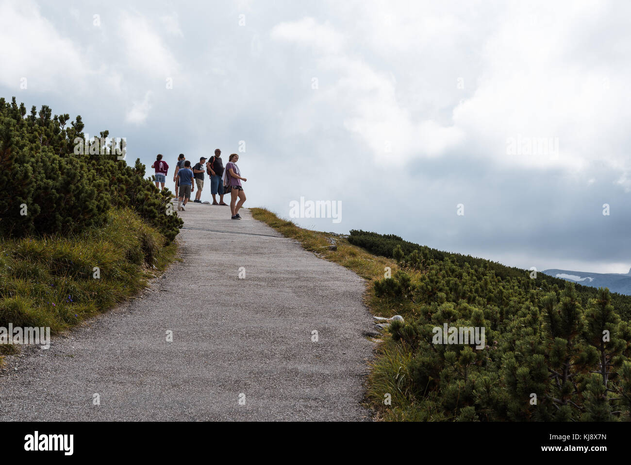 Vue panoramique du chemin dans la montagne avec des gens de la randonnée sur zone Banque D'Images