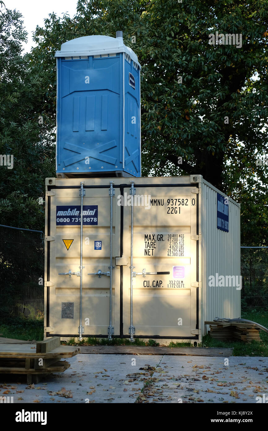 Site de l'unité contenant avec toilettes sur le dessus au travail site. Banque D'Images