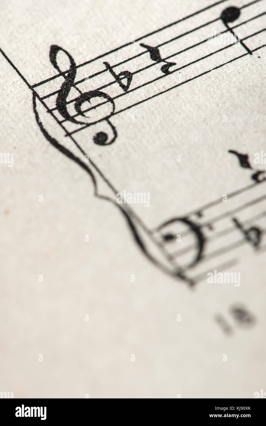 Clé de Sol et notes de musique sur les pages de papier vintage. Banque D'Images