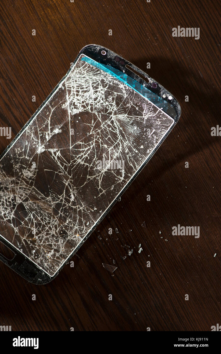 Écran cassé pour smartphone téléphone écran fissuré. Banque D'Images