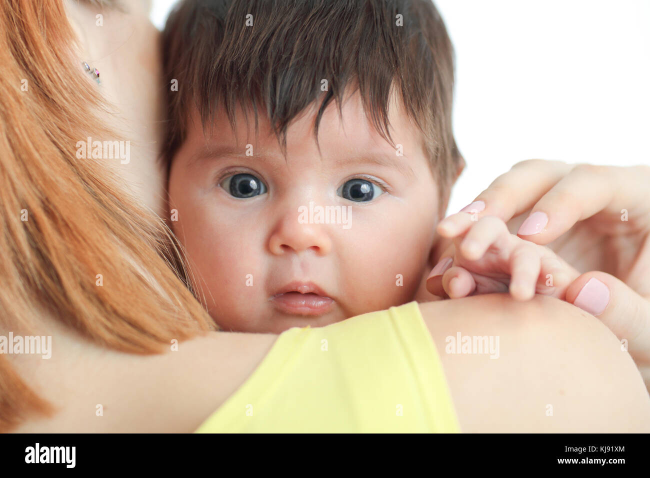 Portrait d'un bébé nouveau-né dans l'épaule de la mère Banque D'Images