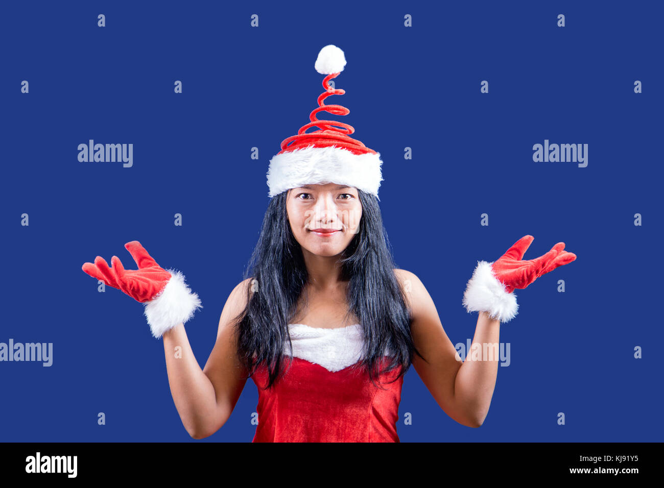 Mme Joyeux Noel Drole Ressemble A L Appareil Photo Avec Ses Mains Sur Fond Bleu Photo Stock Alamy Mme Joyeux Noel Drole Ressemble A L Appareil Photo Avec Ses Mains Sur Fond Bleu Photo Stock Alamy