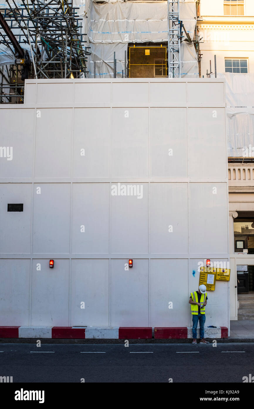 Travailleur de la construction en pause Banque D'Images