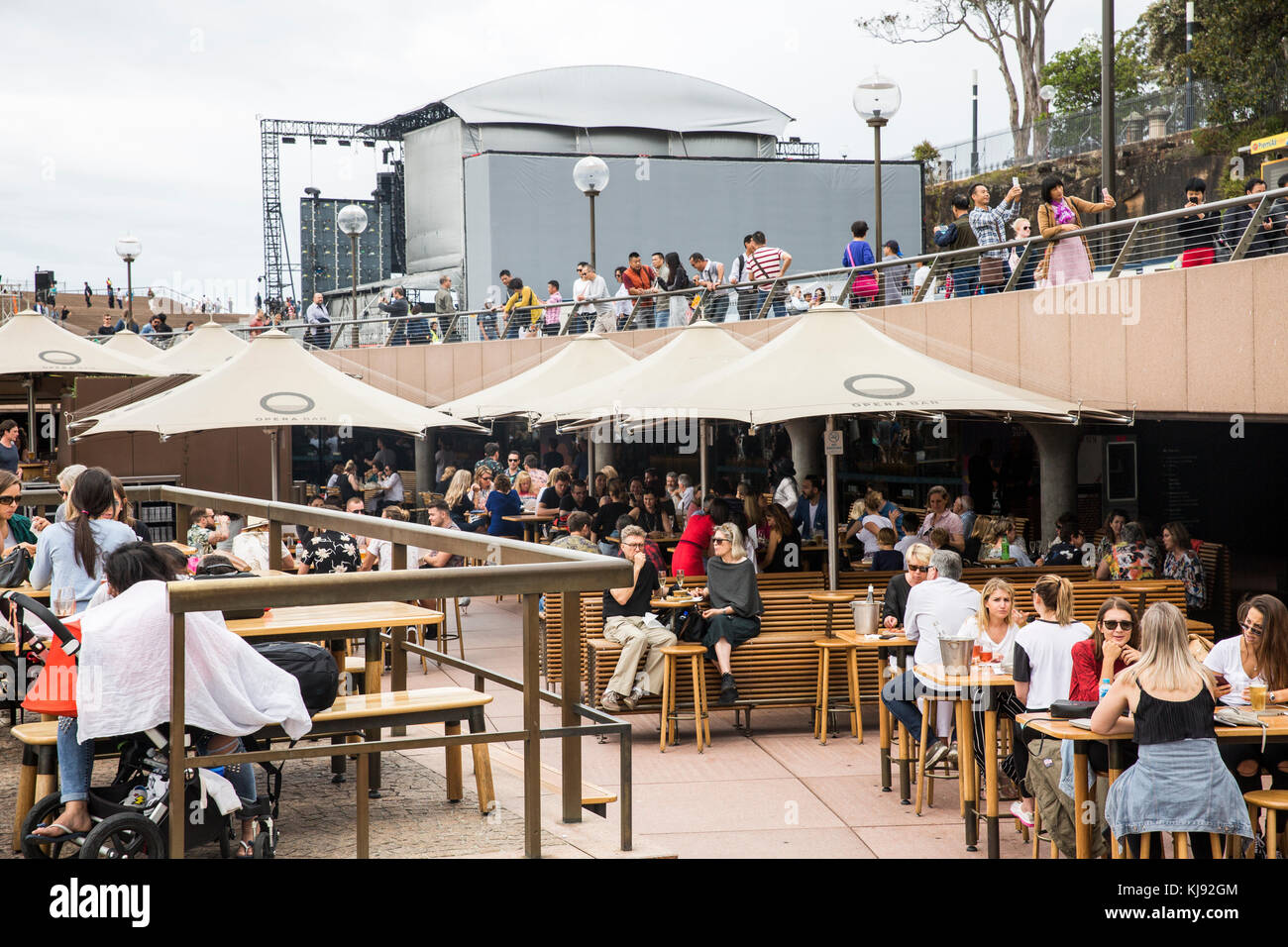 Rencontrez vos amis pour les boissons au bar à côté de l'opéra l'opéra dans le centre-ville de Sydney, Nouvelle Galles du Sud, Australie Banque D'Images