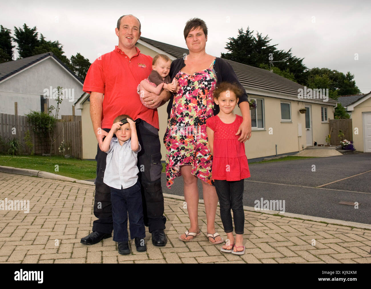 Comité permanent de la famille avant de leur accueil Banque D'Images